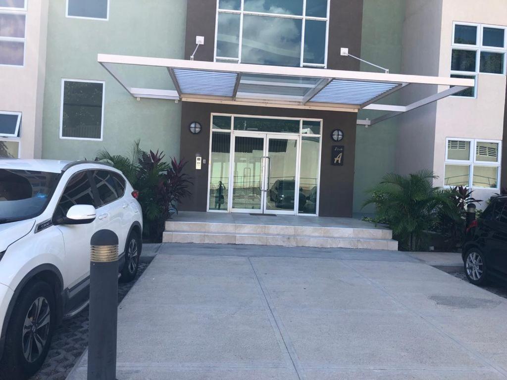 Lovely 2 Bedroom C̅ Netflix Across National Stadium Kingston Luaran gambar