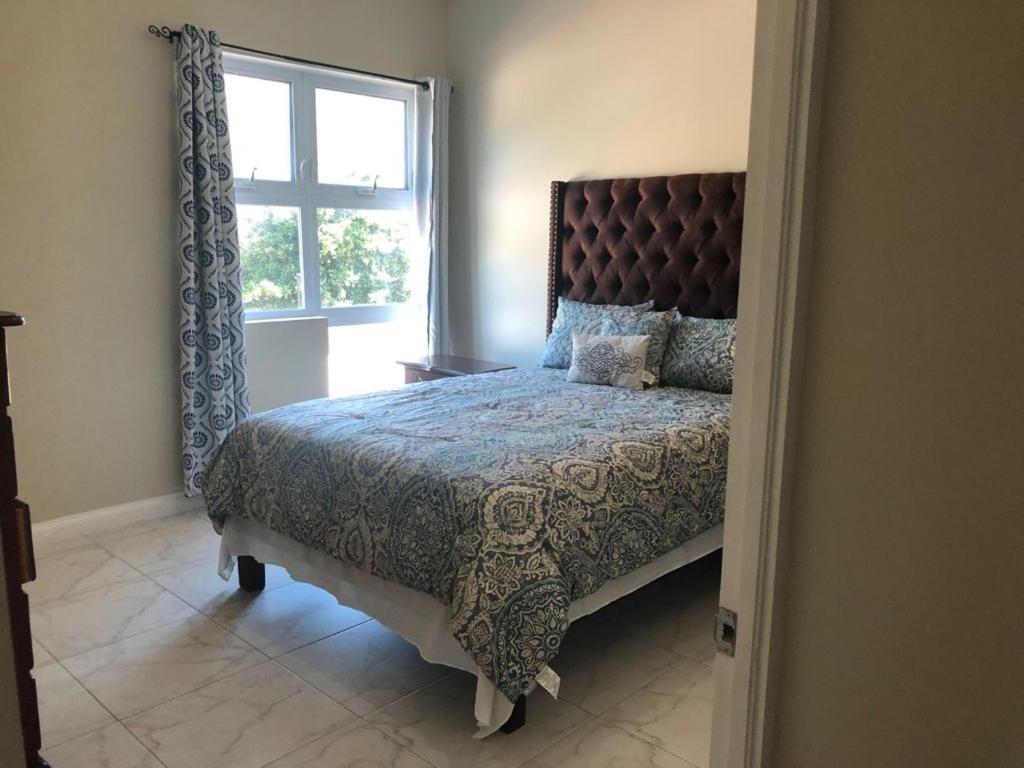 Lovely 2 Bedroom C̅ Netflix Across National Stadium Kingston Luaran gambar