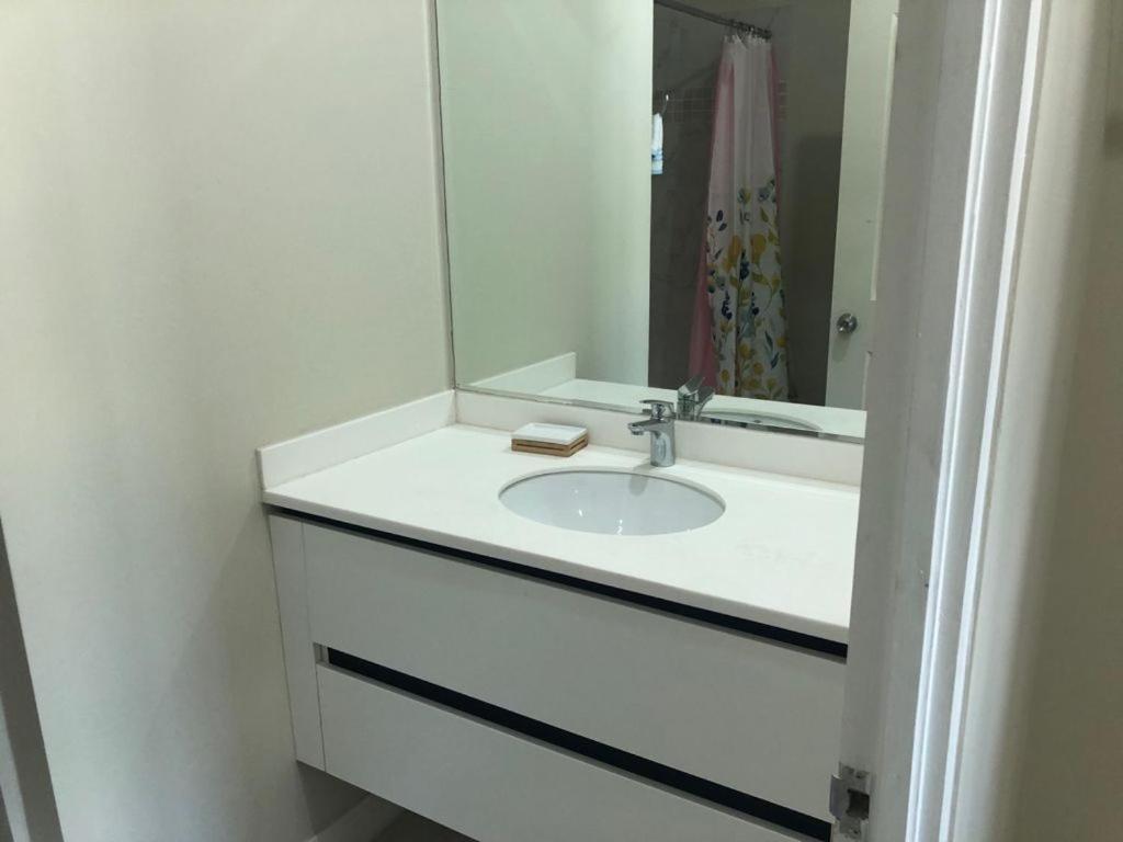 Lovely 2 Bedroom C̅ Netflix Across National Stadium Kingston Luaran gambar