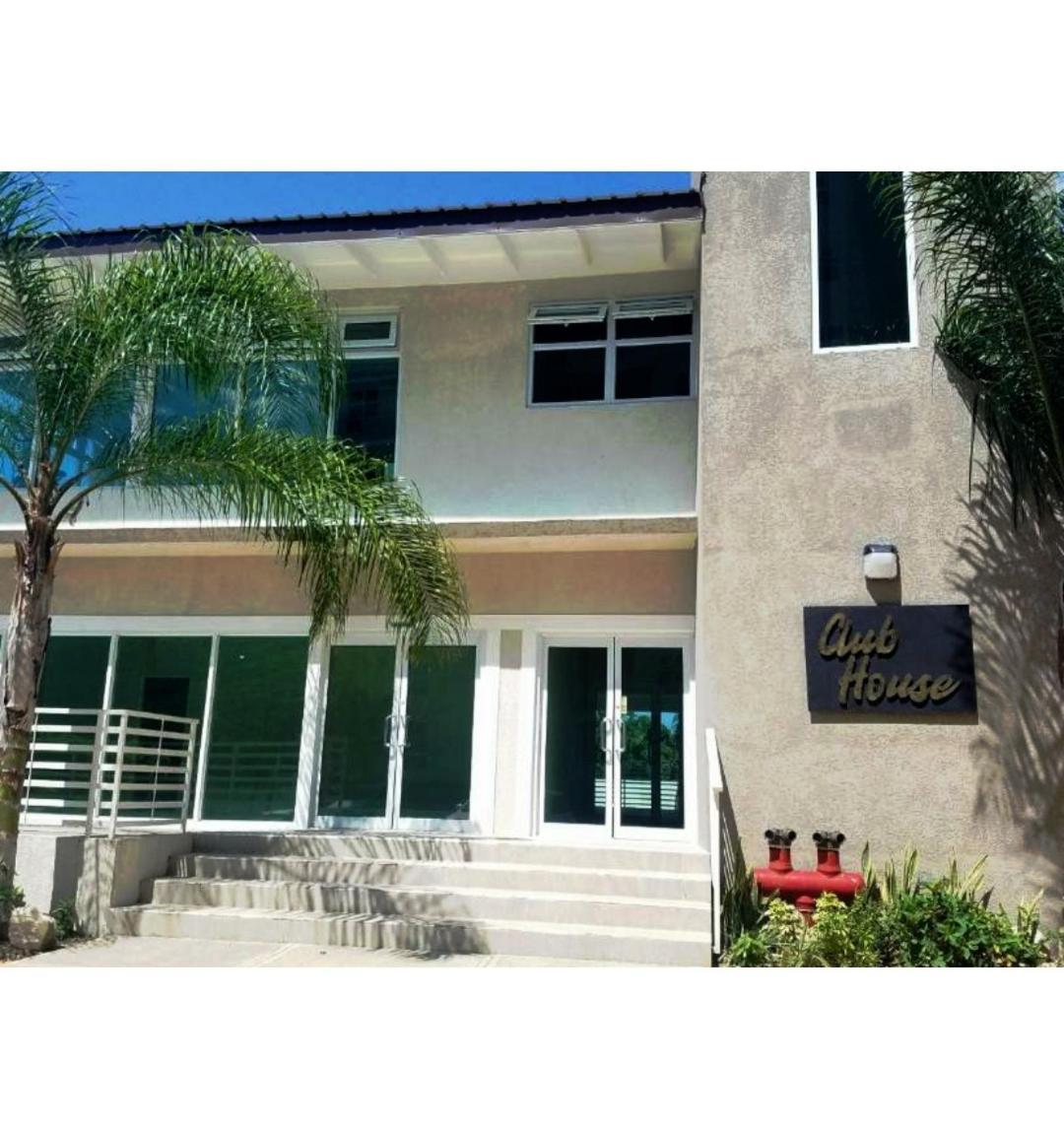 Lovely 2 Bedroom C̅ Netflix Across National Stadium Kingston Luaran gambar